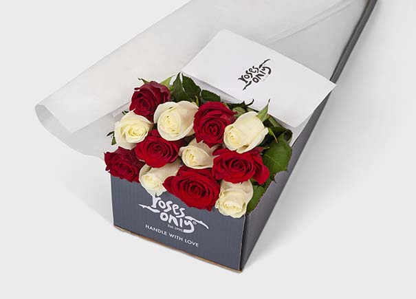 Mixed Red & White Roses Gift Box (ROA08)