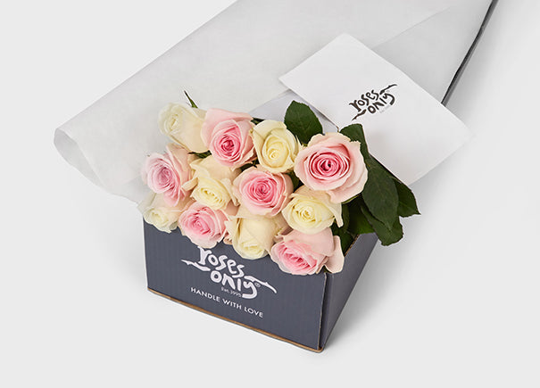 Mixed Pink And White Roses Gift Box (ROA09)