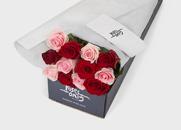 Mixed Red And Light Pink Roses Gift Box (ROA127)