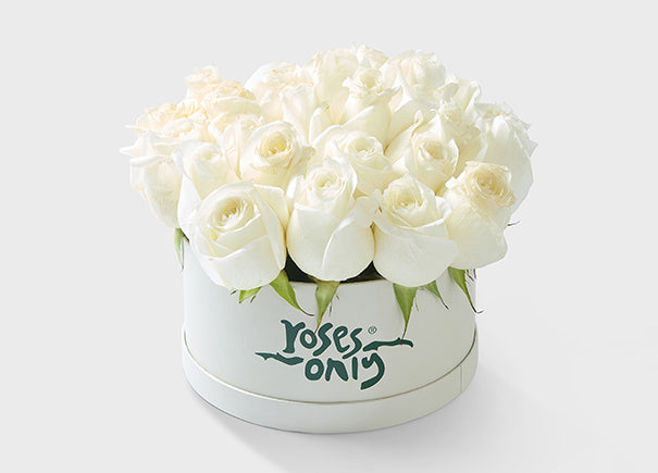 24 White Roses in a Hat Box (ROA42-024)